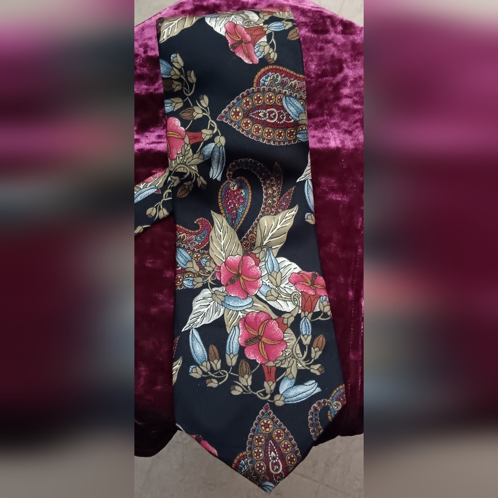 Hunting Horn Floral Paisley Tie in Black and Red